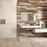 Bagno con rivestimento a listelli effetto legno, doccia walk-in e lavabo sospeso