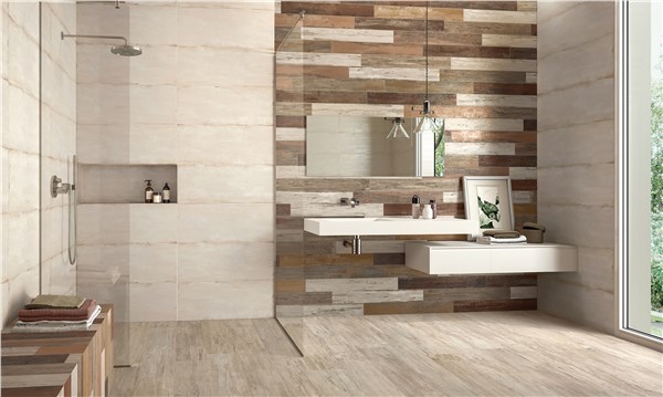 Bagno con rivestimento a listelli effetto legno, doccia walk-in e lavabo sospeso