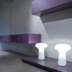 Ambiente con superfici in resina viola e grigia e lampade a fungo