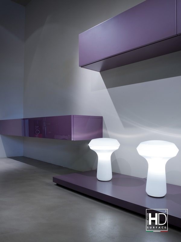 Ambiente con superfici in resina viola e grigia e lampade a fungo
