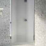Box doccia con parete in cristallo e rivestimento effetto terrazzo