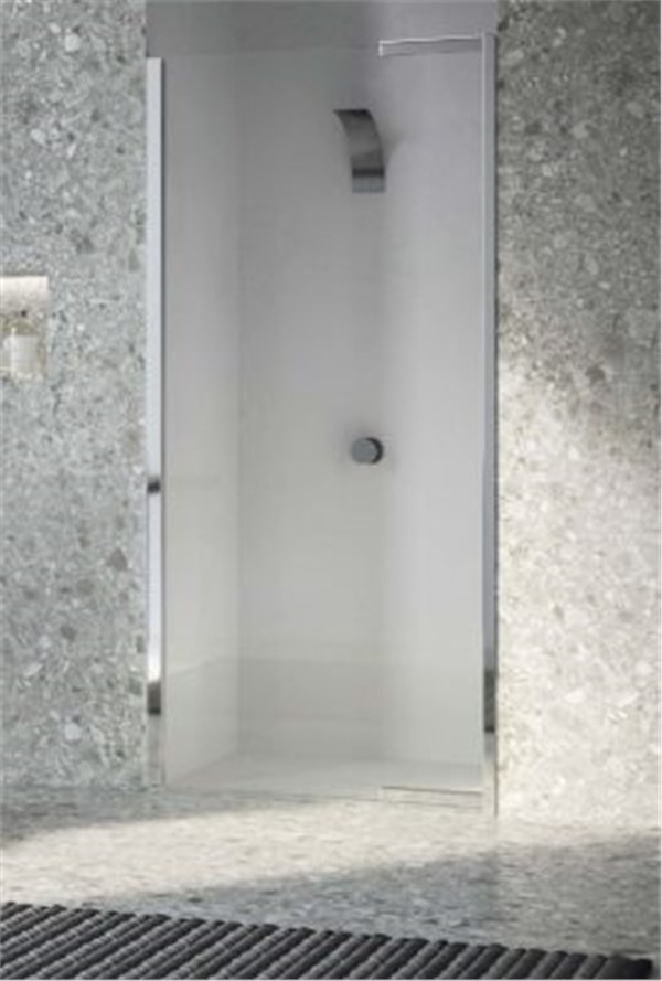 Box doccia con parete in cristallo e rivestimento effetto terrazzo