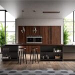 Cucina con isola in legno scuro, sgabelli e pavimento a esagoni