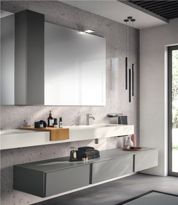 Bagno con mobile sospeso grigio, lavabo integrato e specchio contenitore