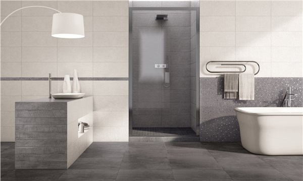Bagno con pavimento in gres effetto pietra, doccia e vasca freestanding