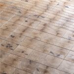 Pavimento in legno con doghe decorate a motivi incisi circolari