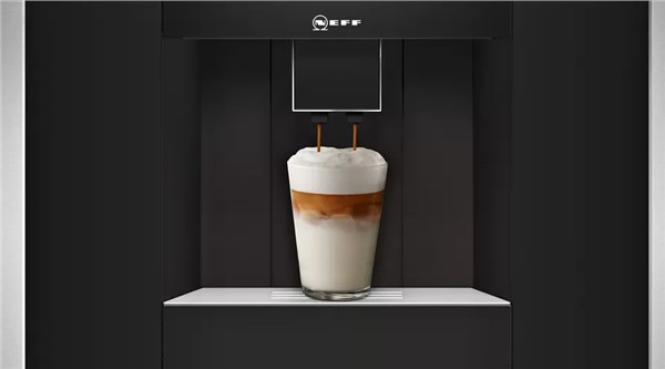 Macchina da caffè automatica da incasso con bicchiere di cappuccino