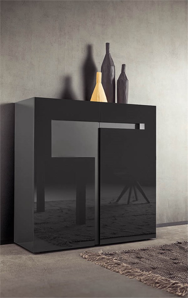 Madia nera a due ante con decoro grafico e vasi in ceramica sul piano