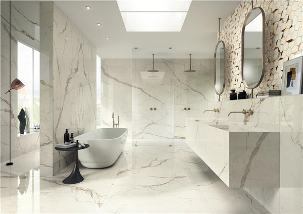 Bagno rivestito in lastre effetto marmo bianco con vasca freestanding e doccia