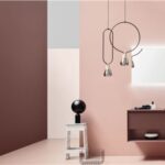 Mobile bagno sospeso scuro con specchio rettangolare su parete rosa antico
