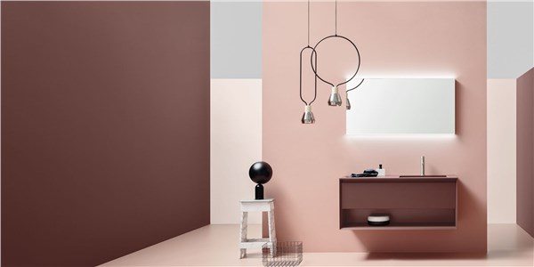 Mobile bagno sospeso scuro con specchio rettangolare su parete rosa antico