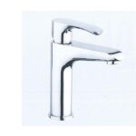 Miscelatore monocomando cromato per lavabo su fondo chiaro