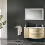 Mobile bagno classico laccato chiaro con specchio e lavabo su colonna