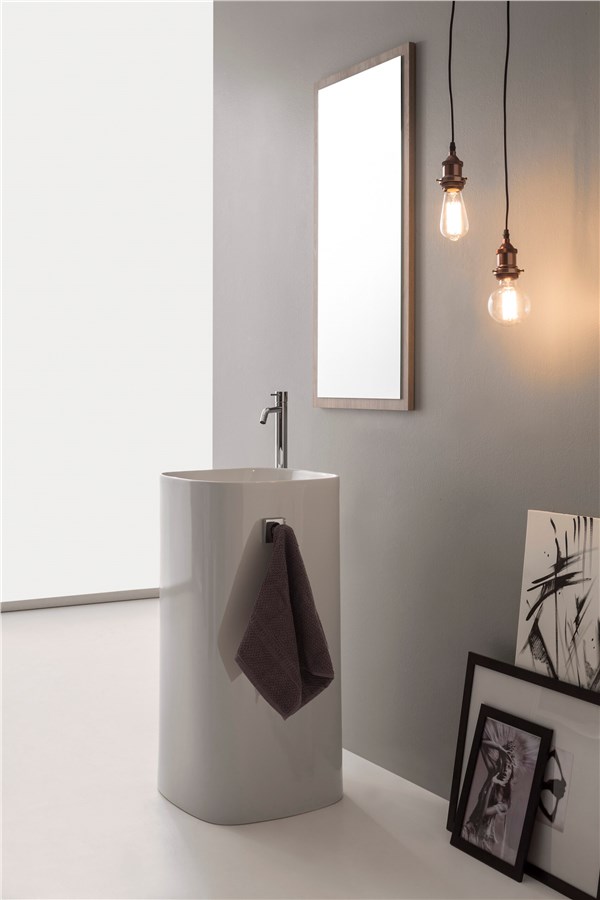 Lavabo freestanding cilindrico chiaro con specchio e lampade a sospensione