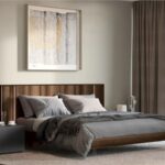 Camera da letto con letto matrimoniale, testata imbottita e quadro a parete