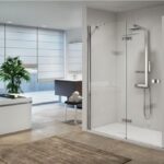 Bagno con vasca e box doccia angolare affacciato su una camera da letto