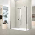 Doccia walk-in con parete in cristallo e piatto doccia bianco rettangolare