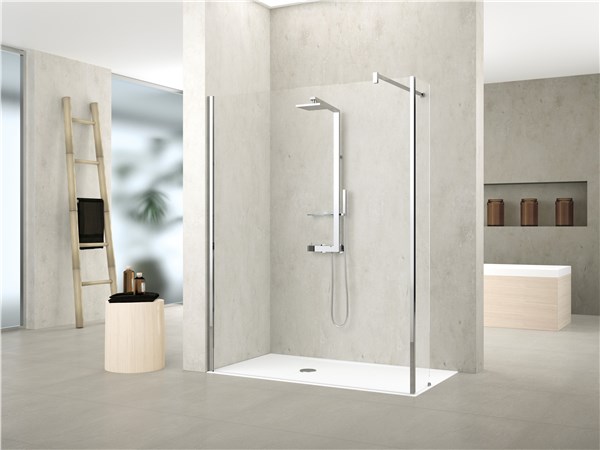 Doccia walk-in con parete in cristallo e piatto doccia bianco rettangolare