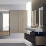 Composizione bagno con doppio lavabo, mobili scuri e specchi a parete
