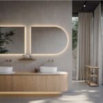 Bagno con mobile in legno curvo, doppio lavabo e specchi retroilluminati