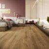 Camera da letto con pavimento in legno chiaro, parete rosa e armadio a specchio