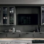 Parete attrezzata living classica scura con vetrine e TV integrata