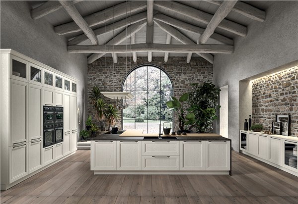 Cucina classica bianca con isola, colonne attrezzate e finestra ad arco