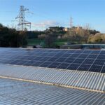 Pannelli fotovoltaici installati sulla copertura della sede con cielo azzurro