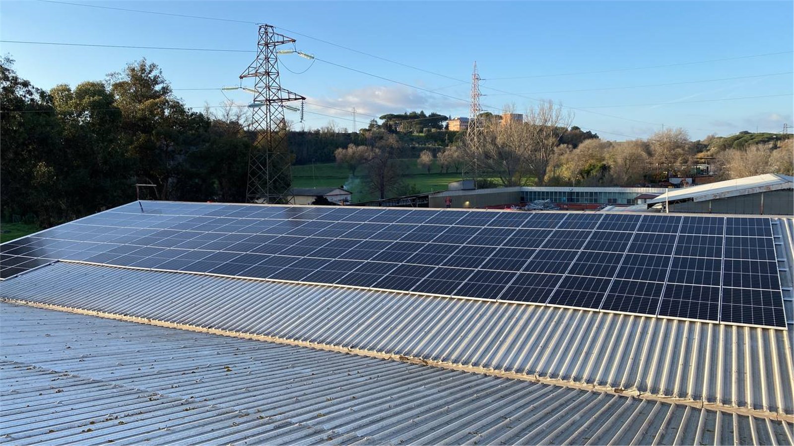 Pannelli fotovoltaici installati sulla copertura della sede con cielo azzurro