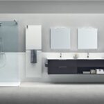Doccia walk-in con pannello in vetro e mobile bagno sospeso sullo sfondo