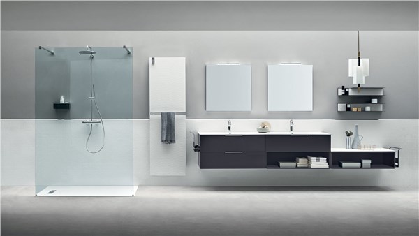 Doccia walk-in con pannello in vetro e mobile bagno sospeso sullo sfondo