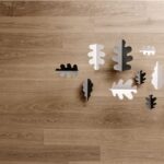 Vista dall'alto di un pavimento in legno con sagome di foglie decorative