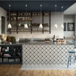 Bancone di un locale con rivestimento a squame decorate e pavimento in legno