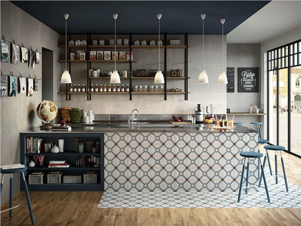 Bancone di un locale con rivestimento a squame decorate e pavimento in legno