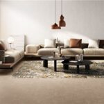 Negozio con pavimento effetto legno chiaro, divani e tappeto decorato