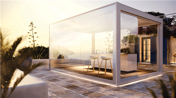Pergola bioclimatica vetrata illuminata al tramonto su una terrazza