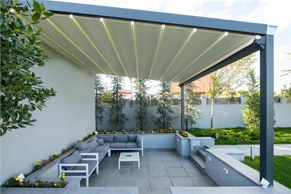 Pergola bioclimatica con lamelle e illuminazione integrata sopra un patio