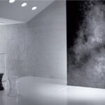 Piatto doccia filo pavimento bianco con parete decorata a effetto materico