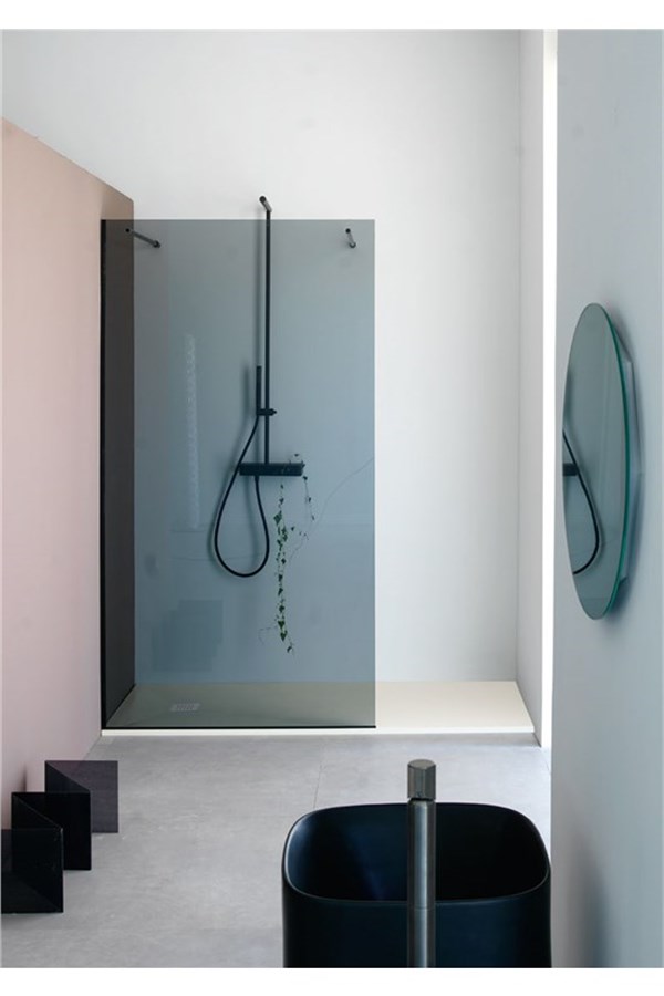 Doccia walk-in con parete in cristallo e piatto doccia filo pavimento