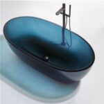 Vasca da bagno freestanding ovale in resina blu con miscelatore nero