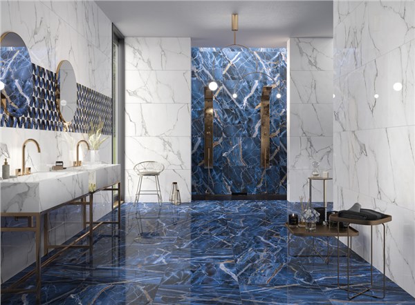 Bagno con pavimento in gres effetto marmo blu e pareti effetto marmo bianco
