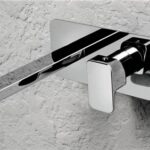 Miscelatore a parete cromato su rivestimento effetto pietra chiara