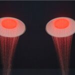 Due soffioni doccia con getto illuminato di rosso su fondo nero