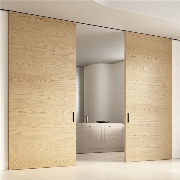 Due porte scorrevoli in legno chiaro che aprono su una stanza da bagno