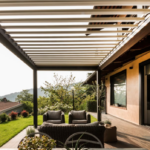Pergola con struttura scura e lamelle orientabili sopra un'area salotto all'aperto