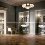 Bagno classico con due lavabi su consolle, specchi con cornice e lampadario