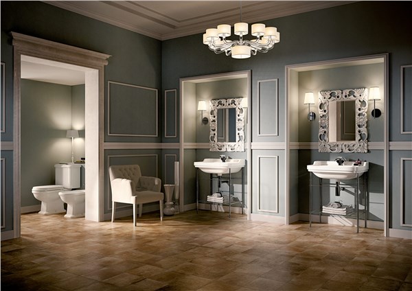 Bagno classico con due lavabi su consolle, specchi con cornice e lampadario