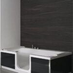 Vasca da bagno con sportello laterale apribile e pannelli scuri