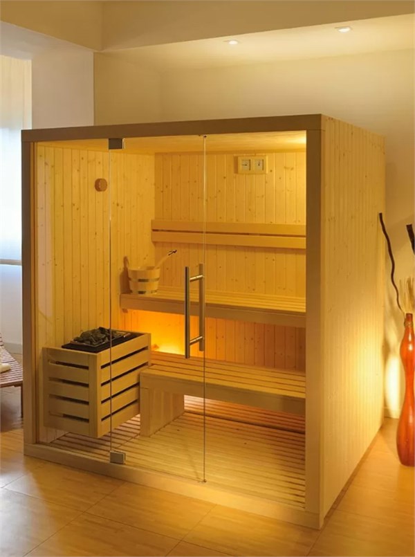 Sauna in legno con vetrata e panche illuminata dall'interno