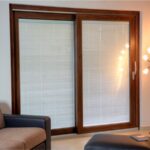 Porta finestra scorrevole in PVC effetto legno con veneziana integrata